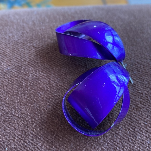 5/$25 royal purple enameled metal knot pierced earrings. 1980s vintage - Picture 4 of 4